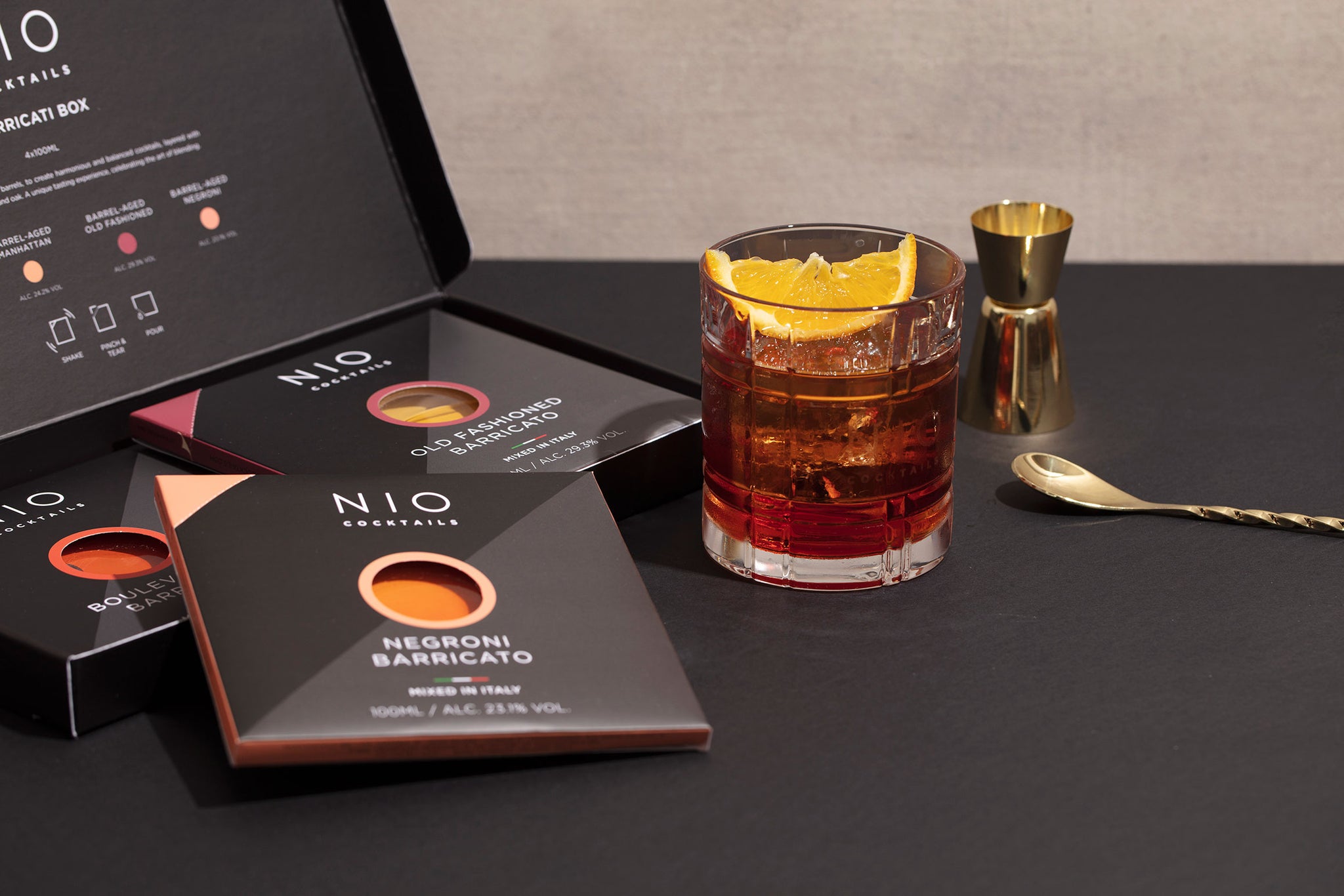 The four cornerstones of mixology, aged in oak barrels, for an even more harmonious flavour profile, with a softer, more rounded alcohol kick, enhanced by the vanilla, caramel and spicy notes of wood. A mixology trend for true connoisseurs and, until recently, a select few international cocktail bars.